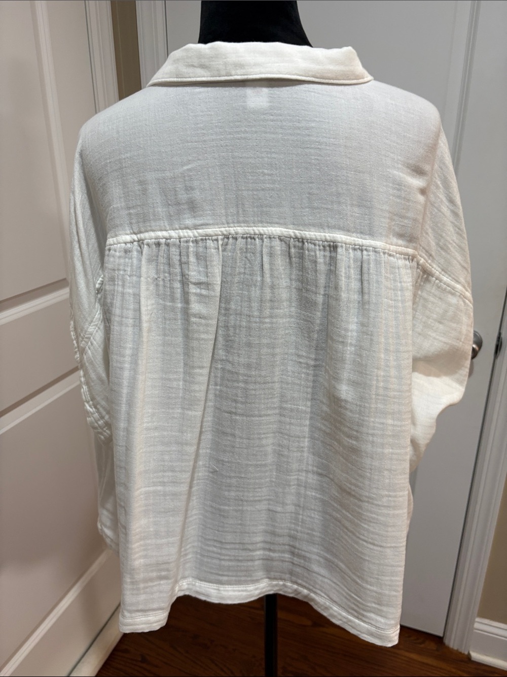 Old Navy Ivory Button-Front Pocket Blouse - Picture 6 of 9